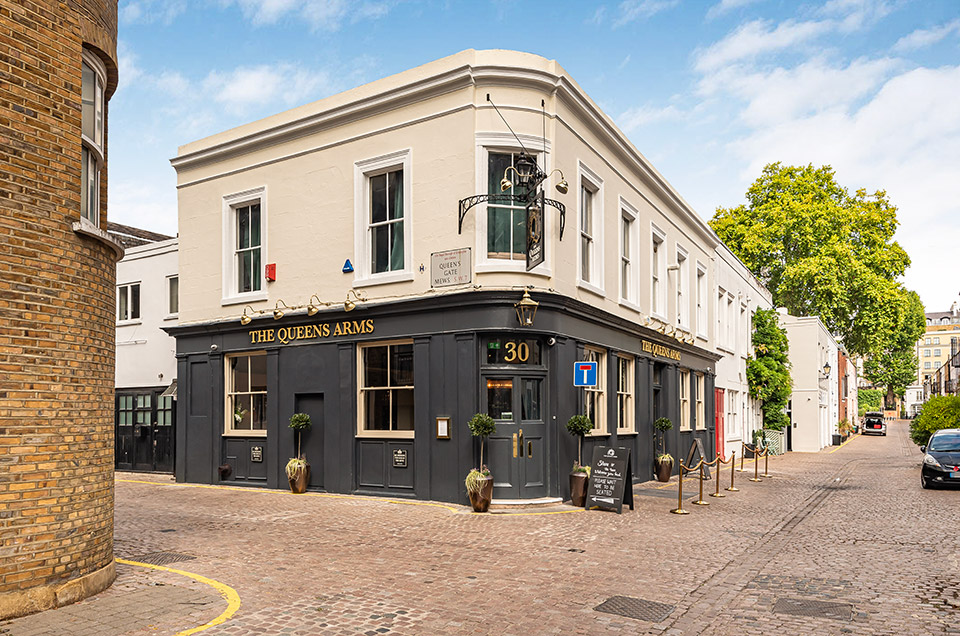 The-Queens-Arms-img.jpg
